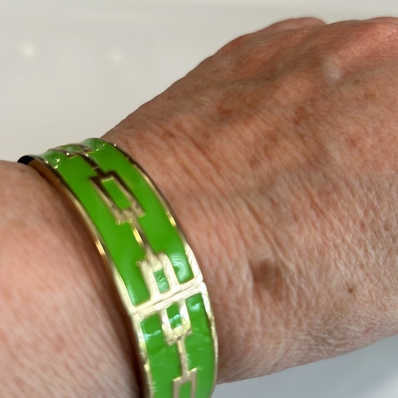 Kelly Green / Goldtone Shiny Enamel Metal Hinged Bangle Bracelet OSFM - Picture 4 of 5